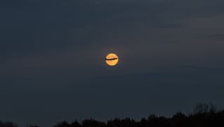 Supermaan met vliegtuig in Haarlem