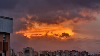 Opening zonsondergang door buien