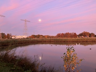 Weerspiegeling maan en pastelkleurige lucht