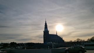 Zon en sluierwolken boven Schagen 