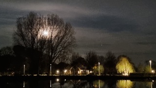 Zie de maan schijnt....