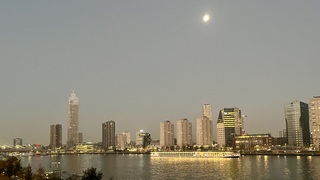 Bewolkt met supermaan  nog goed zichtbaar 