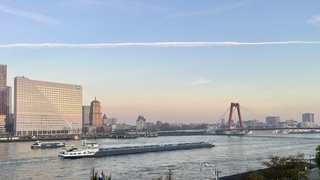 Nevelig bij zonsopkomst 