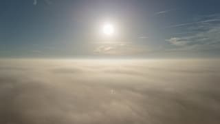 115 meter en net boven de mist om 09:25