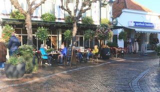 Bij a zon genoeg op het terras 