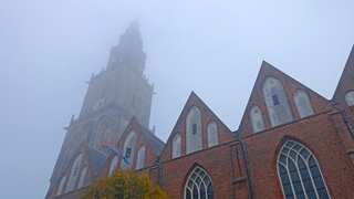 Martinitoren in de mist.