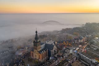 Nijmegen in de mist met zonsopgang