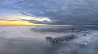 Nijmegen in de mist met zonsopgang