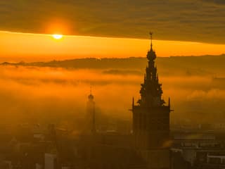 Nijmegen in de mist met zonsopgang