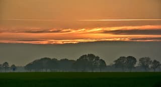 ondergaande zon met opkomende nevel