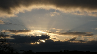 16.20u Oprollend wolkendek.