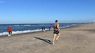 Joggen strand in bijna blootje 