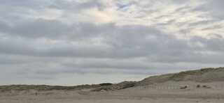 Donkere wolken trekken land inwaarts 