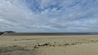 Strand brouwersdam, nog eb om 12:00 uur, te zien aan de palen onder het strandrestaurant, half zonnig maar frisse wind