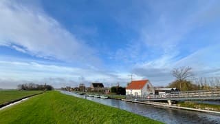 Veel zon blauw wolkenvelden