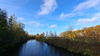 Zon, blauwe lucht, en mooi gekleurde herfstbladeren aan de bomen in Lattrop, tijdstip foto 14.05 uur.