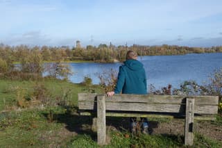 Wandelen rond de Molenplas, nu even pauze.