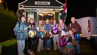 Sintmaarten zingen voor de poffertjes