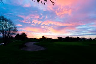 Golfbaan in de ochtend