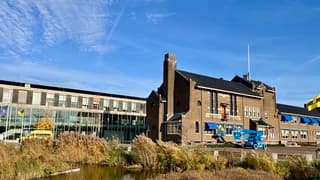Strakblauwe lucht boven het oude raadhuis 