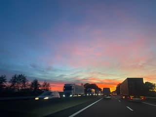 Zonsondergang tijdens avondspits