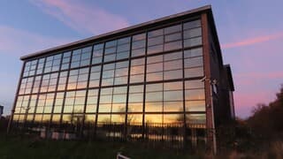 kleuren van zonsondergang in ramen van gebouw