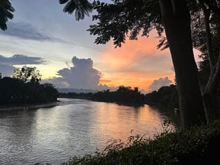 Zon gaat mooi onder in Kanchanaburi