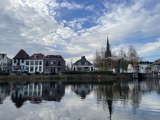 Blauw tussen de wolken