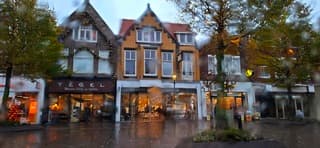 Nat donker lege winkelstraat in Beverwijk vandaag 