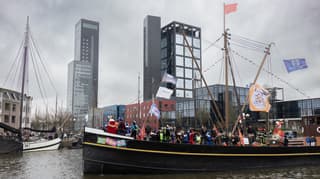 Sinterklaas vaart Leeuwarden binnen.
