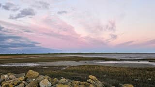 Aangelichte wolken door de zonsondergang 