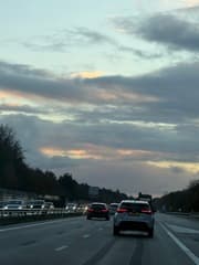 Zonsopkomst door de wolken heen