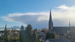 Natte flatsen sneeuw.