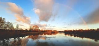 Geen regen, toch regenboog te zien