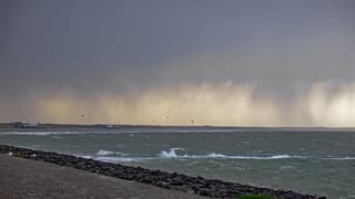 Stevige buien aan zee