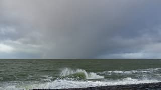 Opspattend water op de Brouwersdam