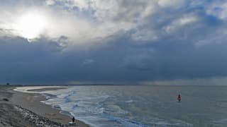 Windsurfen bij een gure wind