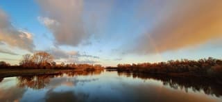 Fraaie weerspiegeling en regenboog