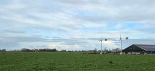 Blauw bewolkte lucht boven de Groninger landerijen 