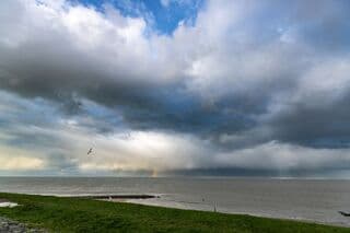 Veel buien vanmorgen boven zee
