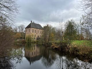 Grijs wolkendek boven kasteel Vorden