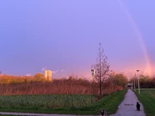 Regenboog in de koude morgen