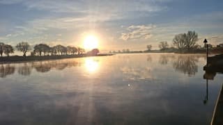 Zon en mist bij de Maas.