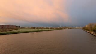 Prachtige winterse buienlucht bij Amsterdam-Rijnkanaal in vroege ochtend 