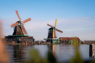 Lage herfstzon op molens Zaanse Schans
