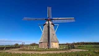 Strakblauwe lucht achter de molen in Delden 
