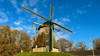 Molen in blauw op stralend zonnige winterse dag in de herfst!