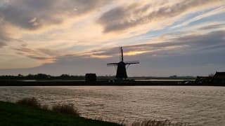 Toenemende bewolking tijdens de zonsondergang 