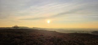 Laagstaande zon vanuit de wolken boven de Lemelerberg 