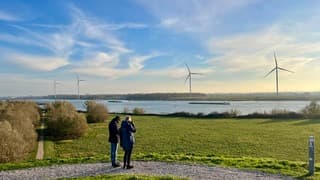 Mooi uitzicht vanaf de Oude Maasheuvel op de scheepvaart op de rivier met de wolken er boven 
